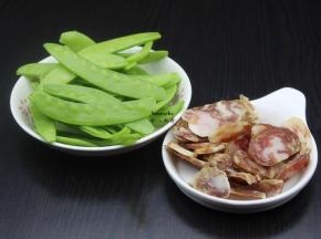 荷兰豆去豆荚、洗净；腊肠切片；