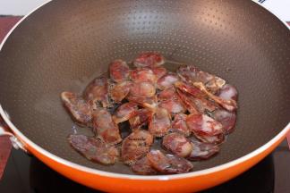 热锅，倒油橄榄油，小火煸香腊肠至熟，起锅；