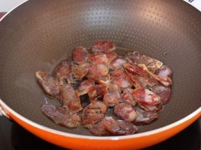 热锅，倒油橄榄油，小火煸香腊肠至熟，起锅；