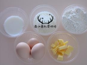 先做6寸海绵蛋糕底，准备好3个鸡蛋，低筋面粉100g，细砂糖50g，黄油25g备用。