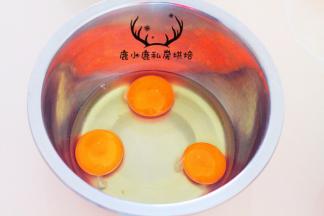 3个全蛋打发，放入白砂糖打发15分钟至颜色变浅即可。