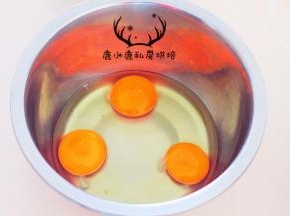 3个全蛋打发，放入白砂糖打发15分钟至颜色变浅即可。