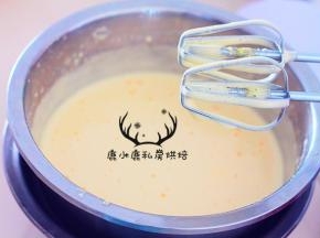 打发至提起打蛋器时，蛋液滴下来纹路不会马上消失。
