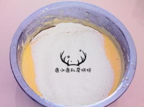 低筋面粉过筛，分3次搅拌至打发好的面糊中，从底部向上翻拌均匀。