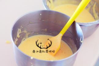 隔热水融化好黄油，拌匀倒入6寸蛋糕模中。