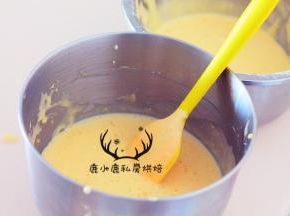 隔热水融化好黄油，拌匀倒入6寸蛋糕模中。