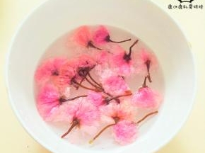 盐渍樱花很咸，需要提前泡好，最好多换几次清水。