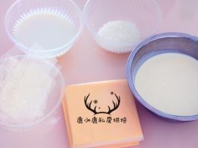 按照上面的食材准备慕斯层，用40g冷水把8g吉利丁泡软，再隔热水完全融化，加入牛奶待用。