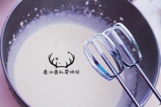 淡奶油加入细砂糖打发至软性发泡，如果打发至挺立状态就过了。