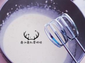 淡奶油加入细砂糖打发至软性发泡，如果打发至挺立状态就过了。