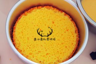 将混合好的淡奶油和加了吉利丁的牛奶，搅拌均匀倒入蛋糕模中。