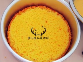 将混合好的淡奶油和加了吉利丁的牛奶，搅拌均匀倒入蛋糕模中。
