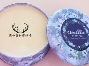 用40g冷水把5g吉利丁片泡软，再隔水加热融化，稍微冷却后加入透明汽水，我用的是雪碧，从旁边慢慢倒入。