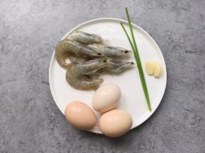 食材准备：白虾5只提前解冻、鸡蛋三枚、葱叶2根、蒜瓣2个