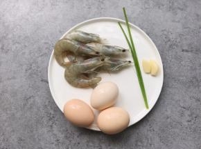 食材准备：白虾5只提前解冻、鸡蛋三枚、葱叶2根、蒜瓣2个