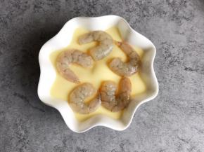 蒸7分钟蛋液表面凝固时取出摆上虾仁继续蒸5分钟即可