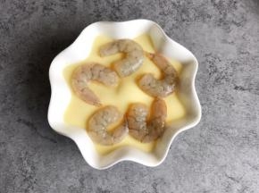蒸7分钟蛋液表面凝固时取出摆上虾仁继续蒸5分钟即可