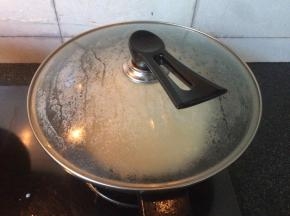 盖上锅盖小火焖熟