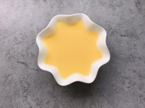 用面粉筛过滤2次更嫩滑哦，记住要想做出嫩滑可口的虾蒸蛋，最好过滤哦