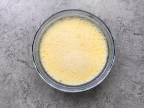 充分搅拌有密集蛋泡，大概搅拌2分钟左右