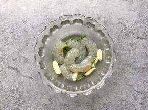 翻拌均匀腌制3-5分钟