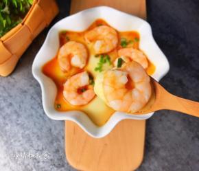 时间到取出淋少许生抽、香油、撒葱花即可；超级嫩滑很好吃，真的是老少皆宜的一份虾仁蒸蛋