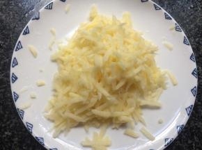 土豆洗净去皮刨丝