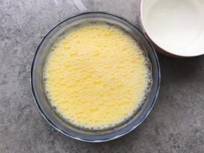 加1.5倍温水在玻璃碗，搅拌均匀