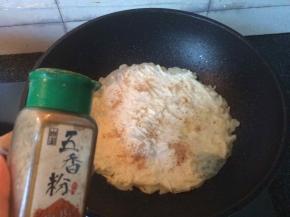 摊平，倒入五香粉