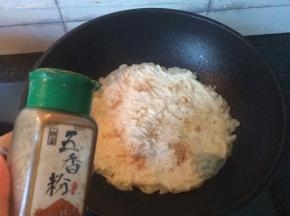 摊平，倒入五香粉