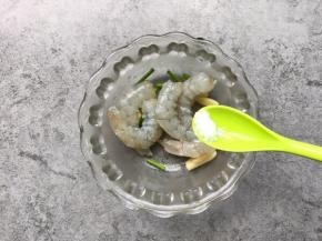 先处理虾：虾去除虾头、去虾壳、用牙签挑出虾线；虾全部处理好加葱段、蒜瓣切片放入碗里；加1g盐（一岁以下宝宝尽量不要放盐）