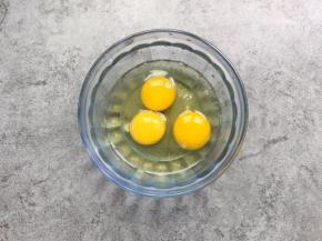 三个鸡蛋放玻璃碗
