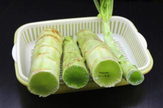 准备新鲜莴笋；PS：太长，可以切段。