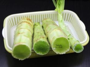 准备新鲜莴笋；PS：太长，可以切段。