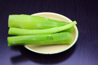莴笋去皮，洗净；