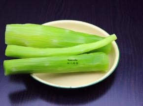 莴笋去皮，洗净；