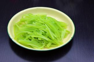 捞出滤干水，去盐水，吃的时候才会咸；