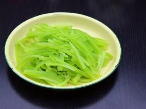 捞出滤干水，去盐水，吃的时候才会咸；