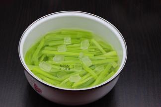 把莴笋丝放入陶瓷盆中，放冰糖，最后放白醋，白醋的用量要盖过莴笋；