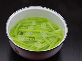 把莴笋丝放入陶瓷盆中，放冰糖，最后放白醋，白醋的用量要盖过莴笋；