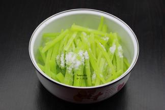 去皮好的莴笋，切丝，用盐腌制3分钟；PS:变软，有盐水即可