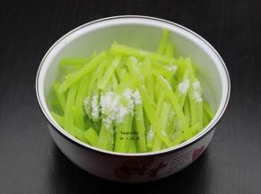 去皮好的莴笋，切丝，用盐腌制3分钟；PS:变软，有盐水即可