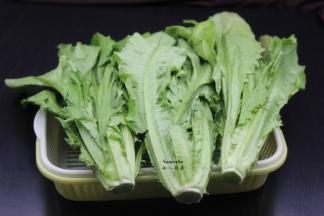 准备好新鲜的油麦菜；PS：选择嫩油麦菜。