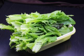 油麦菜摘叶，洗净；