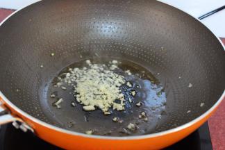 热锅，倒油，放蒜末爆香；
