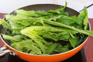 加入油麦菜，鸡精爆炒；PS：油麦菜容易熟，快速翻炒即可