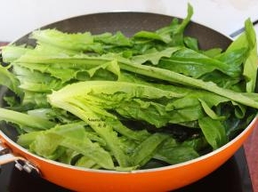 加入油麦菜，鸡精爆炒；PS：油麦菜容易熟，快速翻炒即可