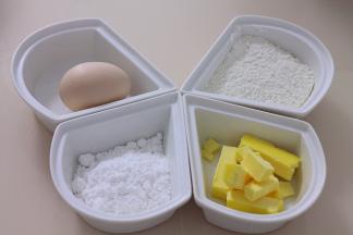 提前准备好低筋粉50g，黄油50g，糖粉35g，鸡蛋1个，泡打粉1/8小勺。