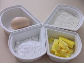 提前准备好低筋粉50g，黄油50g，糖粉35g，鸡蛋1个，泡打粉1/8小勺。