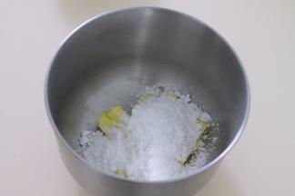 黄油软化后加入糖粉，用手动打蛋器搅打均匀。
